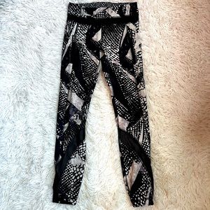 lululemon ankle length leggings. mesh and zipper pockets